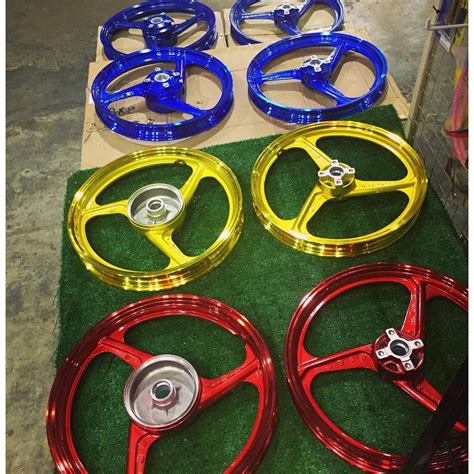 Staff pekerja mempromosikan sport rim kereta yang murah dan. sportrim 3 batang 3L enkei chrome Lc135 y125z y15 | Shopee ...