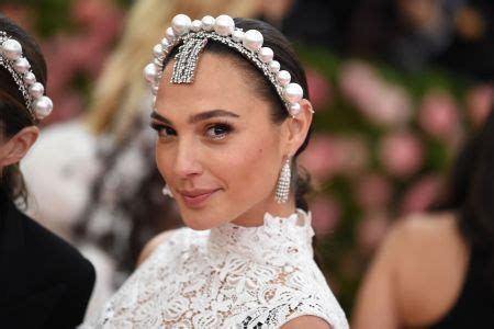 Самые новые твиты от gal gadot (@galgadot): Gal Gadot Wedding Dress : Wonder Woman Fans Are Hiding Swords In Their Dresses Ew Com - besbaev