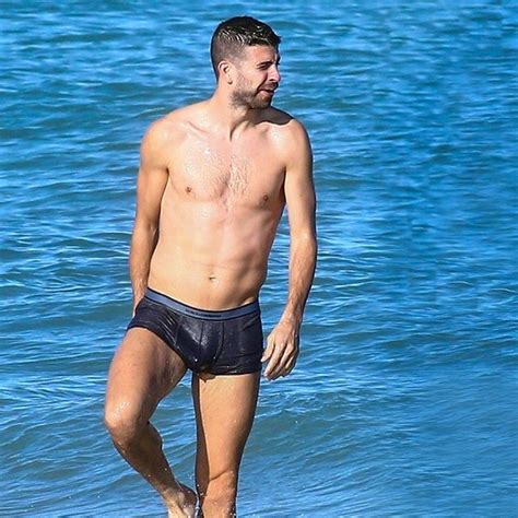 Gerard piqué became an fc barcelona 'socio' at birth. Piqué y Shakira vacaciones con sus hijos en Miami