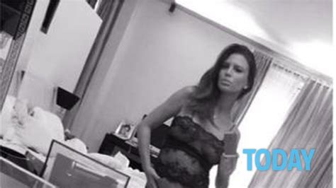Claudia Galanti incinta posa in intimo trasparente: foto