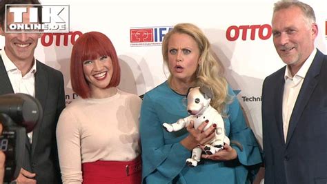 Vor rund zehn jahren gab die powerfrau aus münchen ihrem maximilian. Barbara Schöneberger - Roboter-Hund statt Ehemann ...