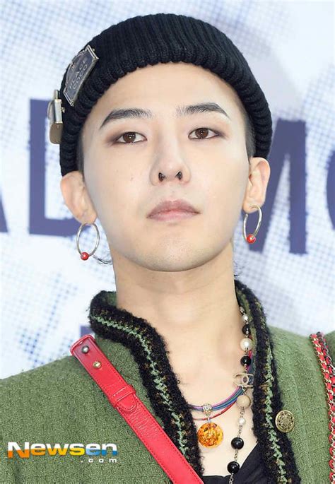 Leader of big bang, a korean boy band. G-Dragon Showed Off His Creative Side At His First Art ...