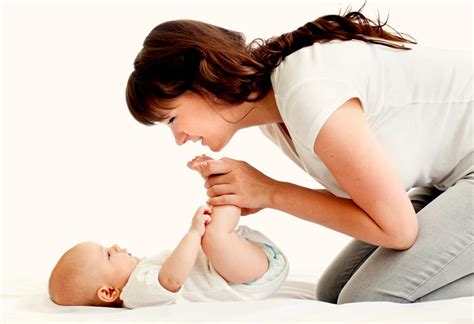Tidurkan bayi pada posisi telentang. Panduan Lengkap Cara Merawat Bayi Baru Lahir - MHomecare Blog