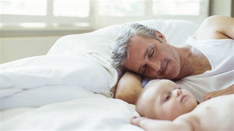 Gerade, wenn dein kind von zwei tagesschläfchen auf einen mittagsschlaf umstellt, macht es sinn, die abendliche schlafenszeit etwas vorzuziehen. Baby daran gewöhnen von Papa ins Bett gebracht zu werden ...