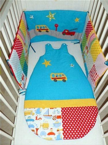 Pour une chambre bébé originale et réussie, complétez cet univers avec le tour de lit, la cape de bain, le ciel de lit, les draps assortis, et offrez à votre enfant l'expertise. Des voitures sur un ensemble tour de lit et gigoteuse ...