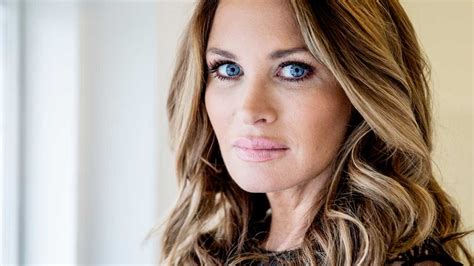 Carolina gynning nilsson (6 ekim 1978 doğumlu) i̇sveçli bir cazibe modeli , oyuncu, yazar, mücevher tasarımcısı ve televizyon sunucusu. Carolina Gynning har skaffat hund | Aftonbladet