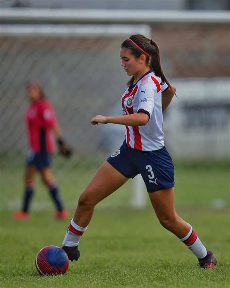 El técnico de chivas femenil toma como una responsabilidad dirigir al equipo y ha hablado con sus jugadoras acerca de la grandeza e historia del equipo. La hermosa @dayana_madrigalp 😍 | Futbol femenil, Futbol ...