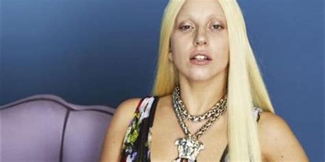 Gewöhnlich versteckt sich lady gaga hinter greller schminke, perücken und verrückten kostümen. Lady Gaga ungeschminkt beim Versace-Shooting