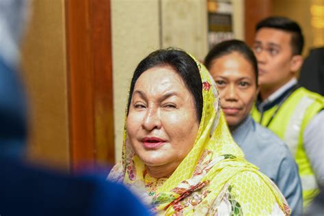 Days after rosmah mansor received a consignment of jewellery, apartment's linked to her husband najib razak were raided. Malaysia's ex-PM Najib Razak told to leave courtroom ...