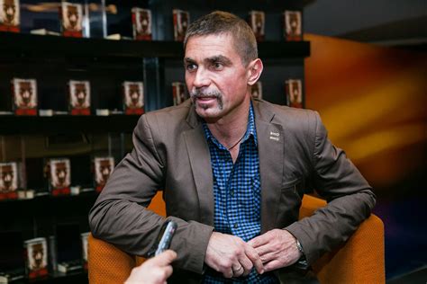Ambrus attila úgy fogalmazott, kislánya nem közszereplő, azonban a vacsorakirály vendégeivel kivetélt tett. Velvet - Gumicukor - Ambrus Attila is feltűnik a Viszkis ...