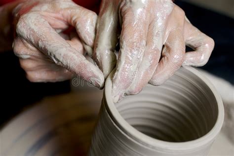 Muitas pequenas ânforas de cerâmica argila com letras nessebar. Frascos velhos da argila imagem de stock. Imagem de grande ...