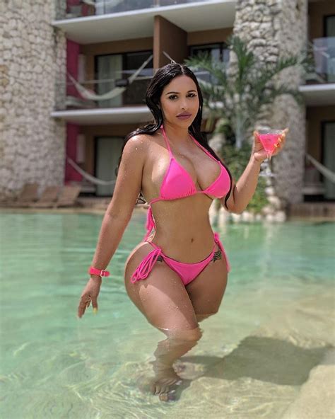 As she grew up, she became an instagram star who earned a lot of fame and attention. Fiorella Zelaya / Pin on Fiorella Zelaya (missperu ...