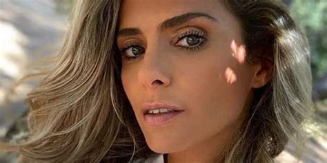 Des cuisses sublimes, un petit ventre doux et une poitrine généreuse.une femme très excitante!! Clara Morgane très sexy en lingerie avec un magnifique cheval blanc ! | MCE TV