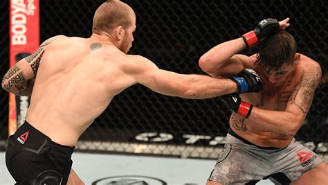 Pereira takes flight for unconventional strike attempt. UFC 253 - Résumé de la soirée et bonus de combat - UFC ...