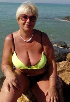 Senta na rola e mexe gostoso 2. Mature bathing beauties