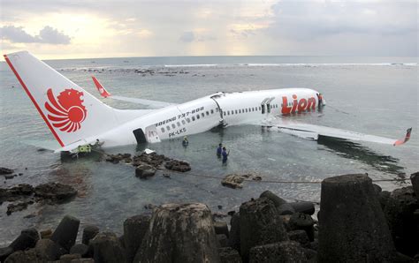 Avión en turquía se parte a la mitad. Mira estos accidentes aéreos realmente impactantes. - V ...