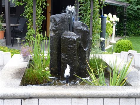 Dann finden sie hier eine anleitung zur installation der künstlichen quelle. Wasser im Garten - Gartenbau Rhön