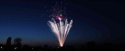 Dans tous les cas, les spectacles pyrotechniques seront déployés en haute altitude, pour qu'ils soient visibles à trois kilomètres de distance et éviter les rassemblements. Boite feu d'artifice 3 minutes avec 1 seule mèche d ...