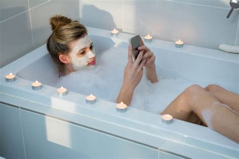 Eine badewanne bezeichnet ein behältnis, das zur körperhygiene genutzt wird. Mit Smartphone in die Badewanne: 15-jähriges Mädchen ...