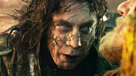 Yüzbaşı jack sparrow, bir undead deniz kaptanı ve mürettebatı tarafından takip edilirken poseidon'un üçgenini arar.iyi seyirler dileriz. Why Captain Salazar from Pirates 5 looks familiar