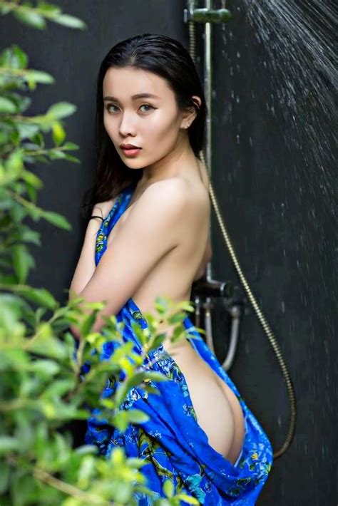 Tubuhnya tidak terlalu tinggi, namun kemungilannya justru membuatnya nampak semakin manis. Galeri Foto Model Seksi Pakai Kemben 5 - Pixie
