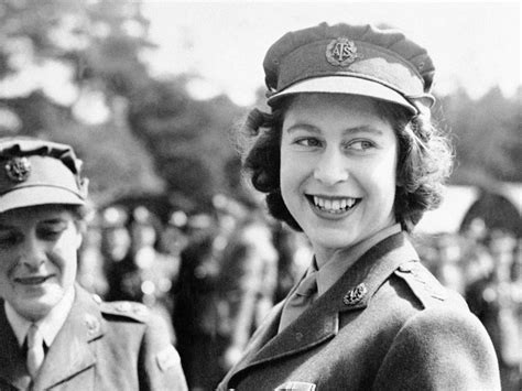Approximately 80,000 queen elizabeth ii photos available for licensing. 最良かつ最も包括的な Queen Elizabeth Young - うそをつく