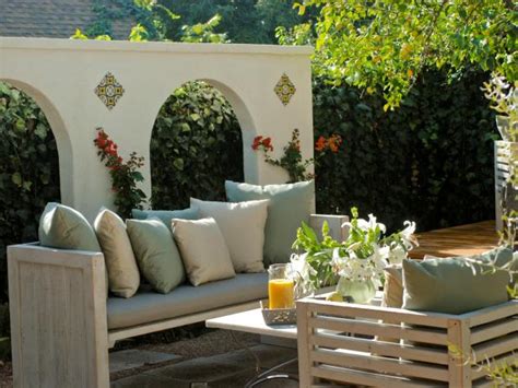 In each episode, he tackles two lackluster backyards and turns them into showstopping oases tailored to each family's needs. Outdoor Rooms by Jamie Durie | HGTV