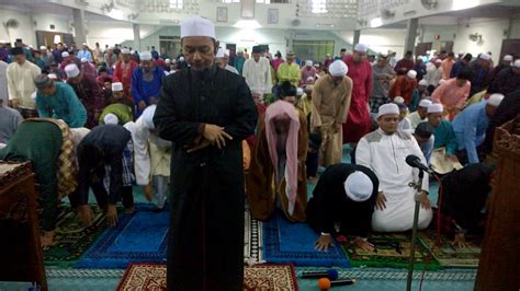 Sebelum menunaikan solat hari raya kita disunatkan mandi hari raya: Solat Sunat Aidilfitri Masjid Nurul Amin Kg Delek Klang ...