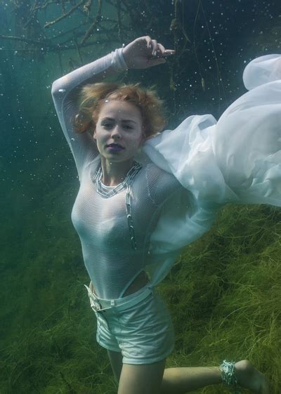 Perla is obsessed with having a beauty queen in the family and she is willing to do whatever it takes to make her dream come true. Next Top Model Blog: EsNTM C2: Underwater Beauties Chained ...