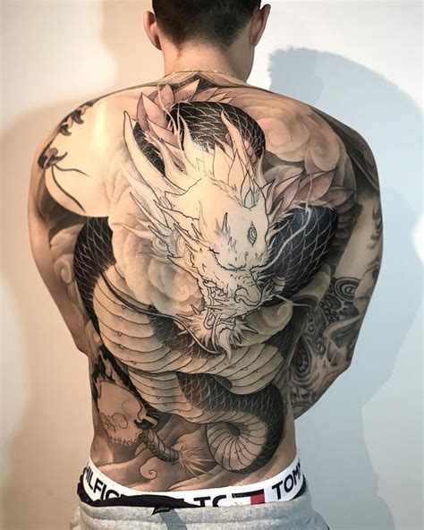 Ngoài ra, ý tưởng tattoo rồng cùng với nước ở trước ngực được đánh giá là một lựa chọn hoàn hảo, mang nhiều ý nghĩa phong thủy may mắn. Ghim của Trọng Việt trên hình xăm rồng | Hình xăm, Hình ...