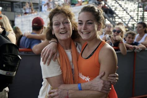 Dutch field hockey player for the national team and hockeyclub amsterdam. De reislustige ouders van de Oranje Dames zijn ook in ...