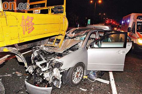 交通意外事故原因分析 一、發生車禍的主要因素： 闖紅燈、搶道不尊重路權、精神不濟、超速行使、併行聊天注 意不集中、未保持行車安全距離、彎道未減速煞車不及、車輛 未保養檢查。 二、本校學生發生重大傷亡車禍的主要因素： 交通意外