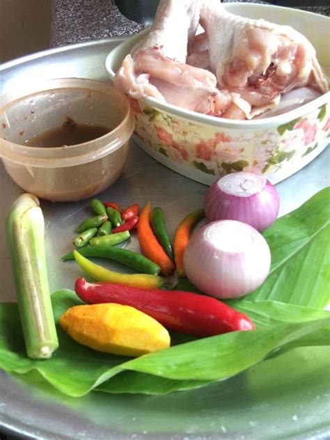 The ingredients are chicken, mushroom and hard boiled egg. AYAM MASAK LEMAK CILI API KUAH PEKAT RASA PADU - Lidya Izzati