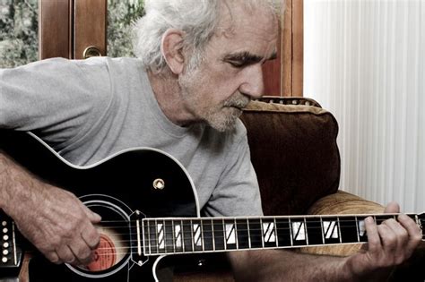 His son, rolf, said the cause was kidney failure. Singer-songwriter en gitarist J. J. Cale (74) overleden - NRC