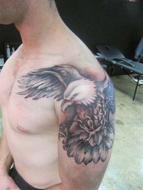 Kartal dövmesi kullananlar arasında en çok erkekler yer almaktadır. erkek omuz kartal dövmesi man shoulder eagle tattoo ...