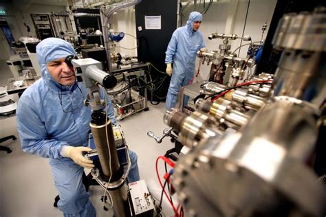 Read and talk about the company that helps create smaller, more powerful and energy efficient chips. ASML neemt technologie van failliet Delfts ...