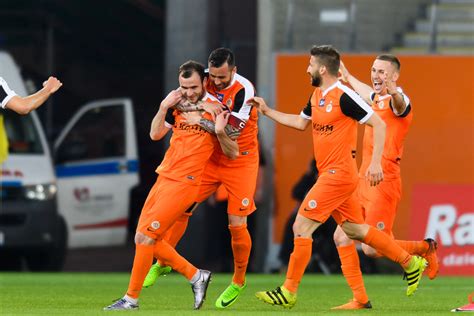 Kibice zgromadzeni na stadionie przeżywali olbrzymie zmiany nastrojów, a takie mecze nie tylko w grupie spadkowej oglądalibyśmy. Zagłębie kontra Arka. W Lubinie chcą przełamania ...