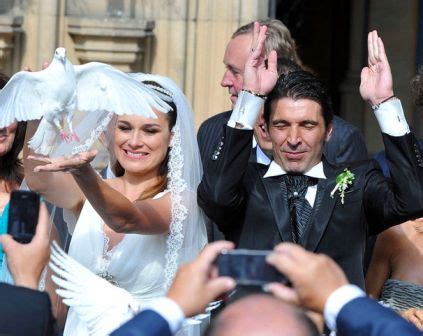 Gianluigi buffon moved on to date an italian sports. AMORE ROMANTICO: Matrimoni celebri: Gianluigi Buffon e ...