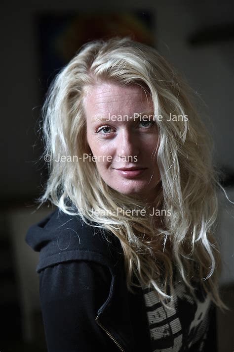 Sanne hans var først en del af dannelsen, som ysis bestod af hende på vokal og guitar, inge van calkar også på. Sanne Hans | Jean-Pierre Jans Photography