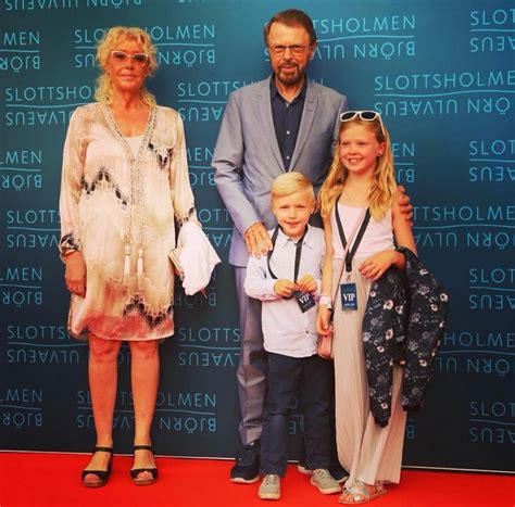 Nacido en gotemburgo, suecia, björn ulvaeus se trasladó a los 6 años de edad con su familia a västervik en la parte sureste de suecia, donde comienza a tocar la guitarra en un grupo de música tradicional sueca. Pin van ցҽօɾցíɑ op Björn Ulvaeus | Abba, Afbeeldingen