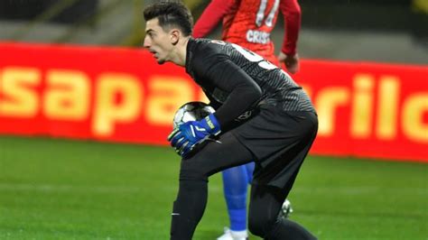 Andrei daniel vlad is a romanian professional footballer who plays as a goalkeeper for fcsb and the romania national team. Andrei Vlad, înlocuitorul perfect pentru Niţă la naţională