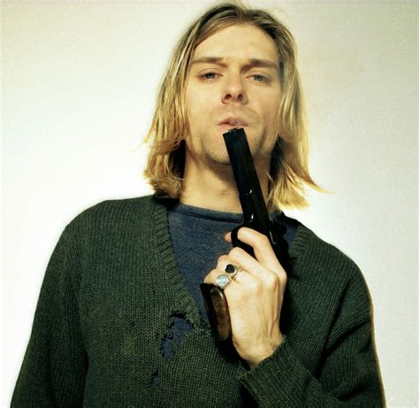 Nejlepšího kytaristu všech dob a v roce 2011 se v obecném žebříčku času umístil na 73. NIRVANA - Nuove foto inedite della scena del suicidio di ...