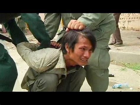 Tous les films de sexe femmes mures les plus chauds dont vous aurez jamais besoin sur nuespournous.com. Kambodscha: Polizei tötet Demonstrantin - YouTube