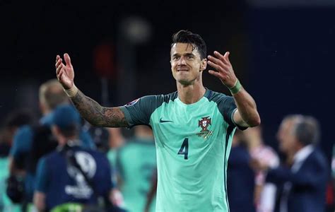 Born 22 december 1983) is a portuguese professional footballer who plays as a centre back for french club lille osc and the. José Fonte vai de férias mas não esquece 'a sua gente ...