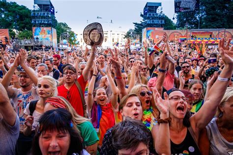 Es ist dabei dir überlassen, ob du im wiener prater, um den ring oder rathausplatz in wien läufst, deine nachbarschaft für deine. Martin_Darling_Pride_Village_2019_2 - Vienna Pride