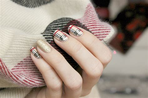 Sie benötigen einen nagelstreifen und eine ruhige hand, um diesen look zu erstellen. Nageldesign Weiß Mit Muster