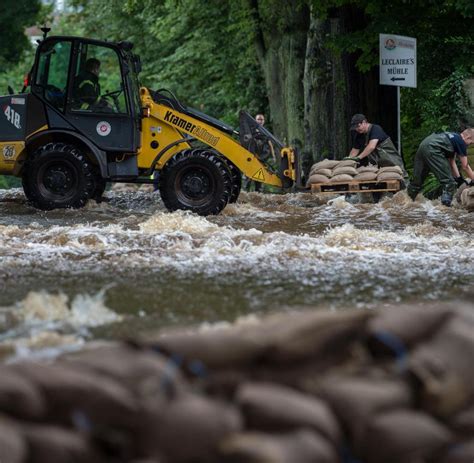 Am mittag stehen die menschen das hochwasser hat in nrw 26 menschen das leben gekostet. Hochwasser: Landkreis Goslar ruft Katastrophenalarm aus - WELT