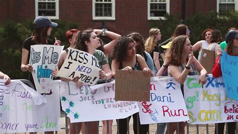 The boston marathon is the oldest running marathon and among the most prestigious in marathon circles. 2017 Boston Marathon Wellesley College Scream Tunnel - YouTube