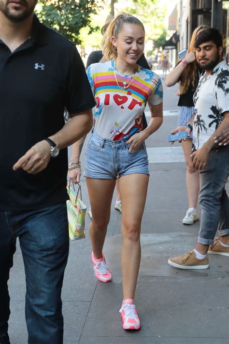 Hinzufügen taylor rains camel toe zu ihrer playlist. Miley Cyrus in Jeans Shorts - Out in NYC 06/29/2018 ...