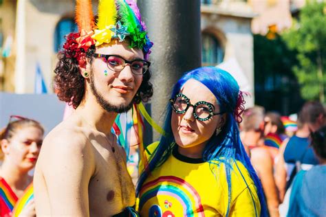 Az all out és a budapest pride aktivistái szivárvány és nemzeti színekkel világítják ki a képviselői irodaházat budapesten, 2021. Olvasói fotók a 2019-es Budapest Pride sűrűjéből